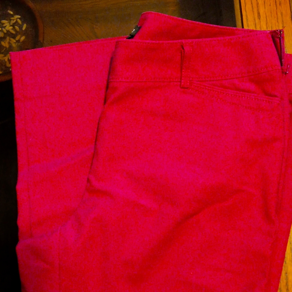 White House Black Market perfect 6r